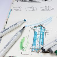手绘插画风格的笔记本与计算器特写，旁边放着一支笔和几张写满数字的便签纸，整体暖黄光线